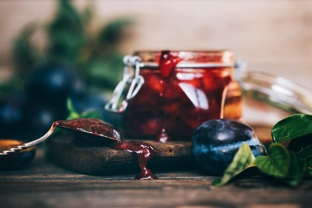 Seedless plum jam with walnuts and cinnamon is a simple and delicious recipe, how to cook step by step