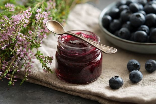 Blueberries mashed with sugar for the winter without cooking – a simple and delicious recipe, how to cook step by step