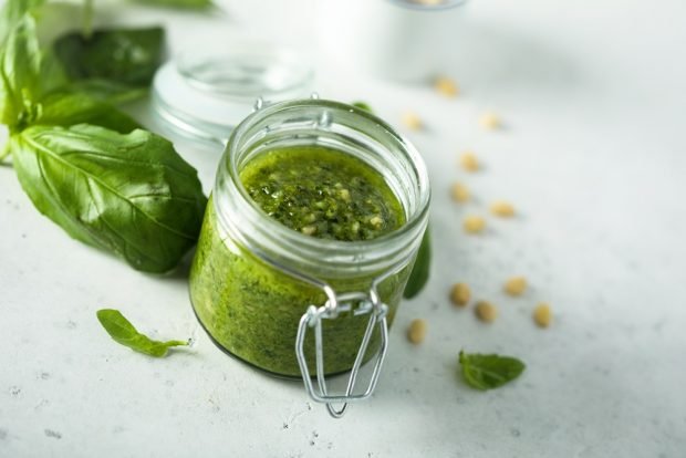 Basil in oil for winter is a simple and delicious recipe, how to cook step by step