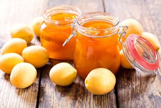 Apricot jam with lemon 