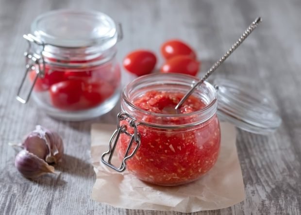 Tomatoes with garlic for winter