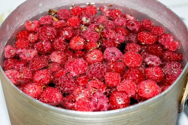 Raspberry compote for winter 