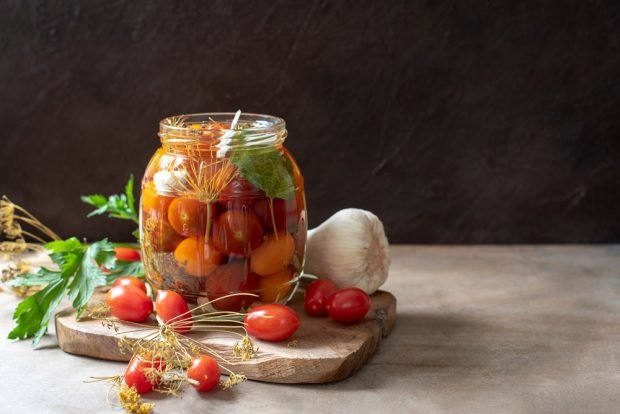 Tomatoes with basil for the winter in their own juice