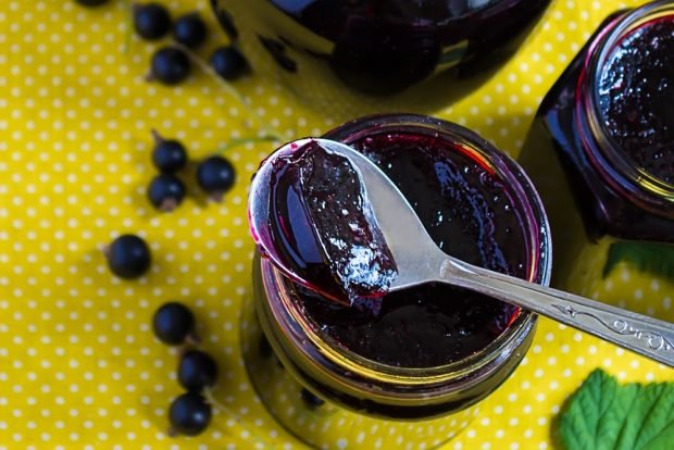 Black currant jam with gelatin 