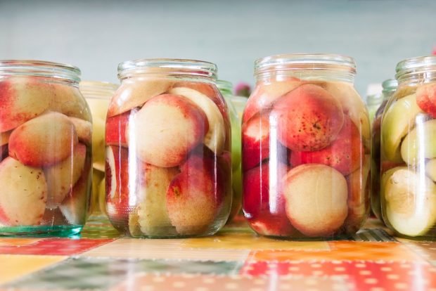 Compote of peaches and nectarines for winter