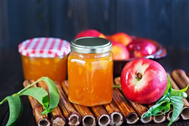 Nectarine jam with lemon pitted