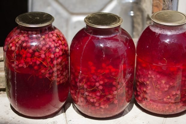 Compote of red and white currants in jars for the winter