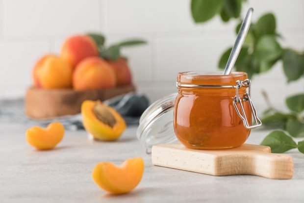 Pitted apricot jelly 