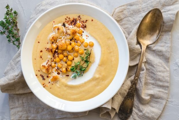 Cauliflower and chickpea soup