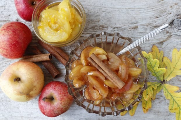 Apples slices in syrup for winter