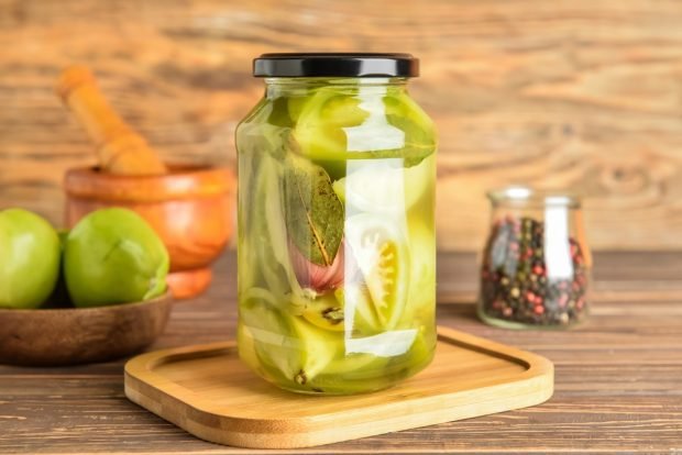 Green tomatoes with garlic for winter