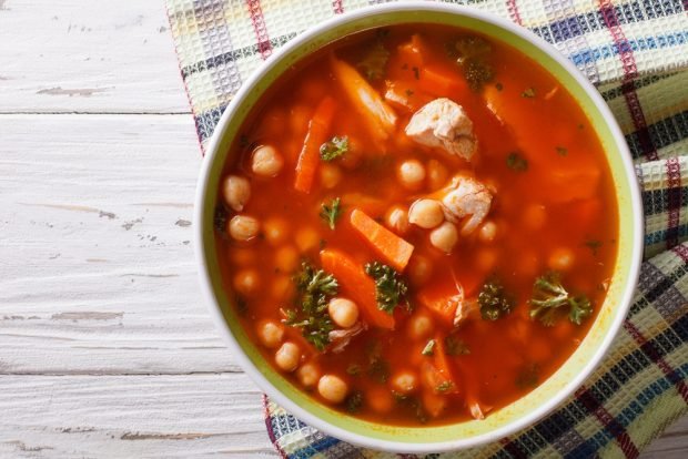 Tomato soup with chicken and chickpeas