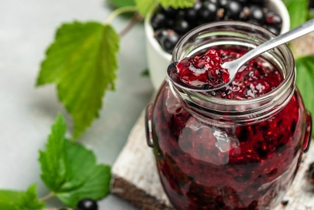 Currant jam with stones 