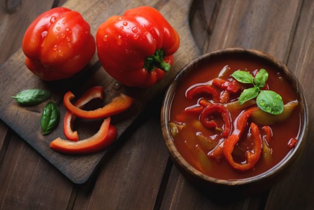 Bulgarian pepper lecho with tomato paste without sterilization