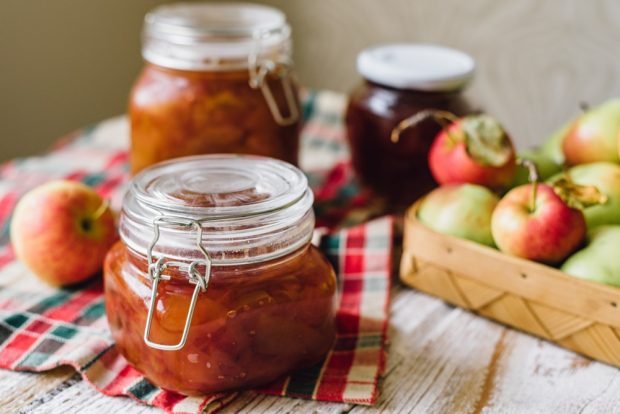 Apple jam with cinnamon and walnuts