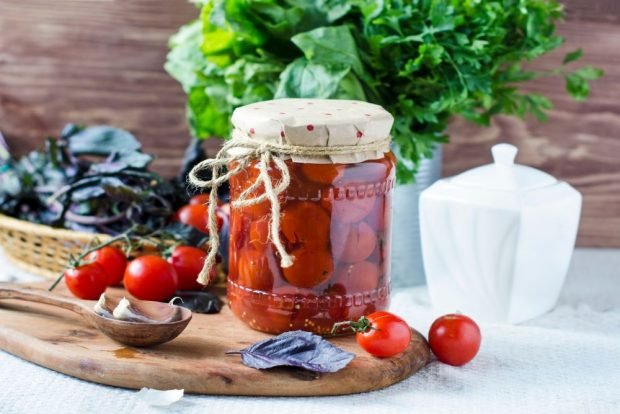 Tomatoes with basil for winter