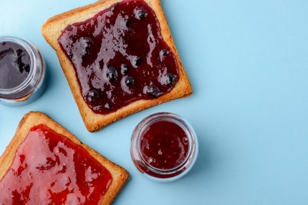 Blueberry jam with lingonberries