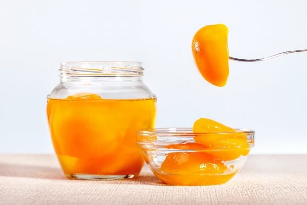 Peach compote with sterilization 