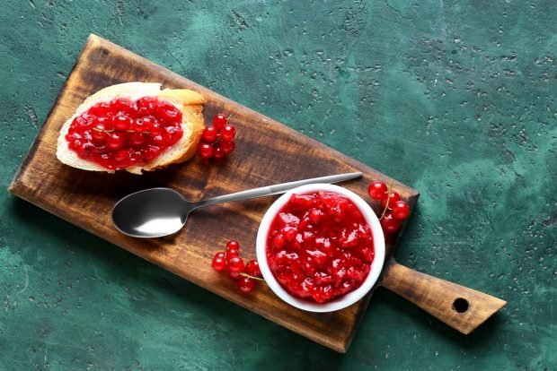 Red currant jam with gelatin