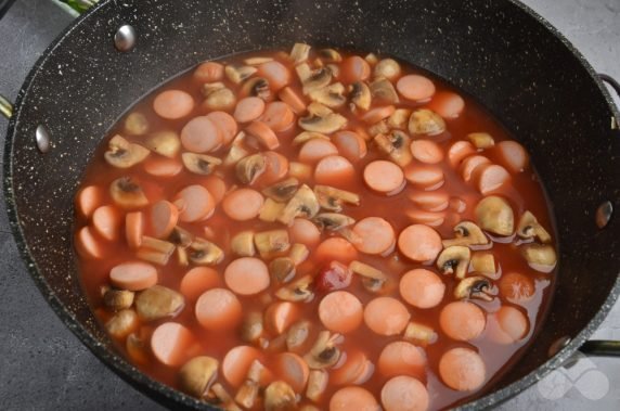 Solyanka with meat, sausages and champignons: photo of recipe preparation, step 4