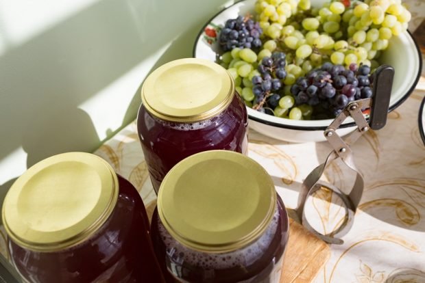 Grape compote for winter in jars