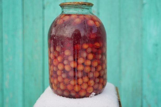 A simple compote of gooseberries for winter 