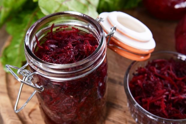 Beetroot caviar with garlic for winter