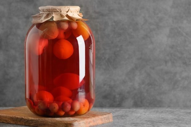 Compote of apricots, apples and cherries for winter