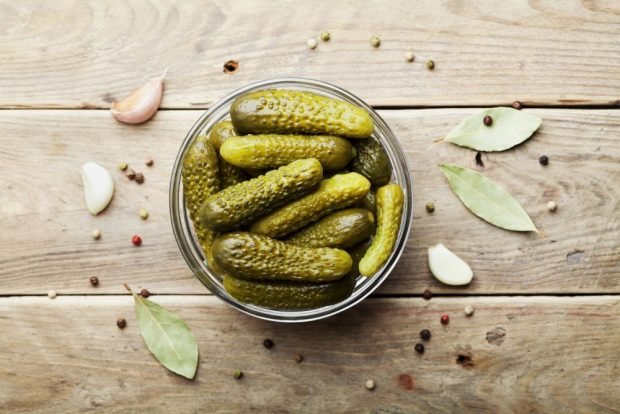 Crispy pickled cucumbers in Bulgarian for winter
