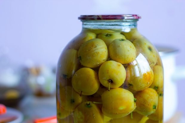 Compote of apples in a hurry for the winter