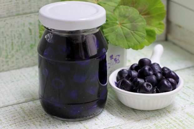 Blueberry jam with whole berries 