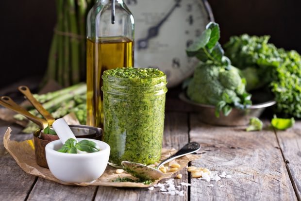 Basil with oil and garlic for winter