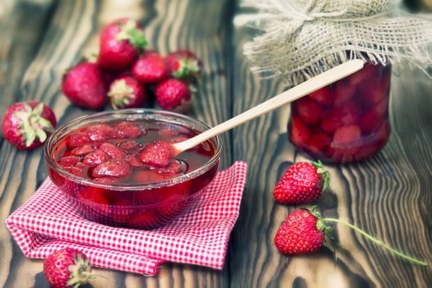 Strawberries in their own juice for the winter