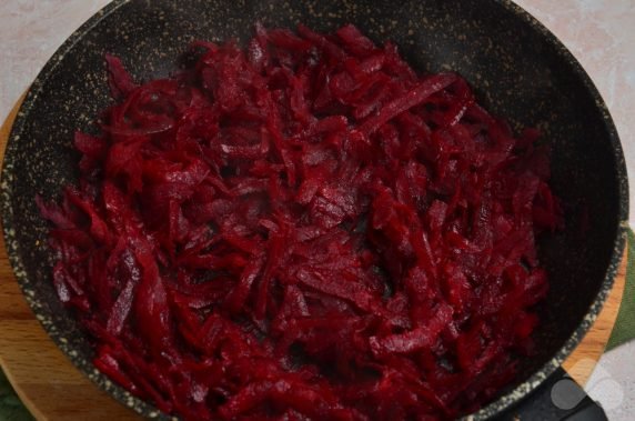 Homemade borscht for the whole family: photo of recipe preparation, step 5