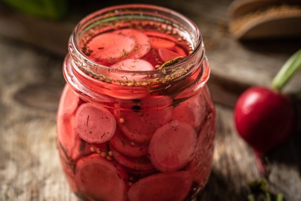 Pickled radish with vinegar for winter