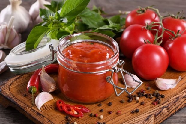 Spicy tomato ketchup for winter is a simple and delicious recipe, how to cook step by step