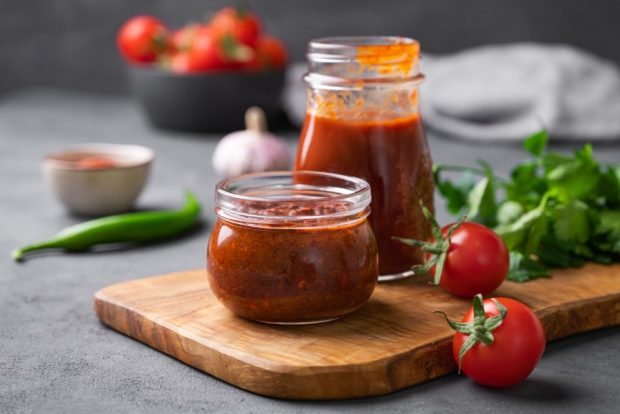 Tomato and garlic adjika with horseradish for winter 