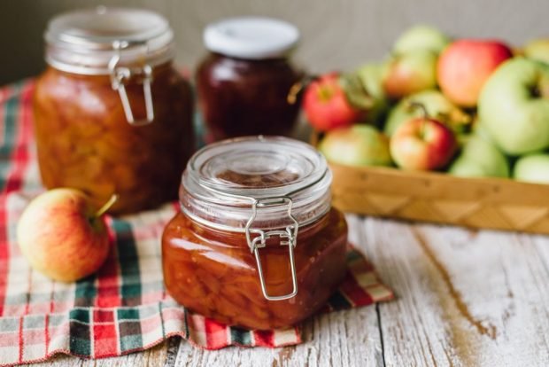 Apple jam with dried apricots 