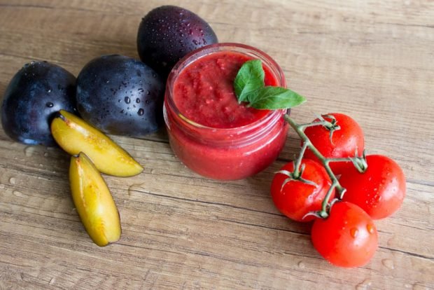 Ketchup from plums and tomatoes for winter 