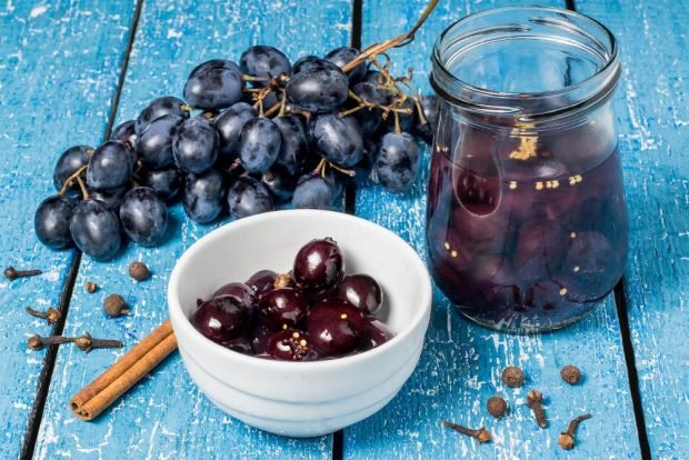 Soaked grapes with mustard without sterilization