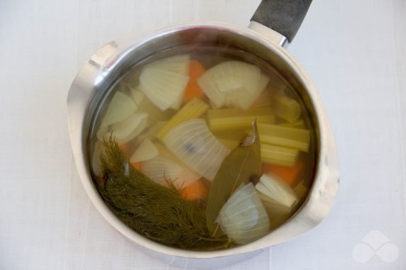 Vegetable broth with carrots and herbs: photo of recipe preparation, step 4