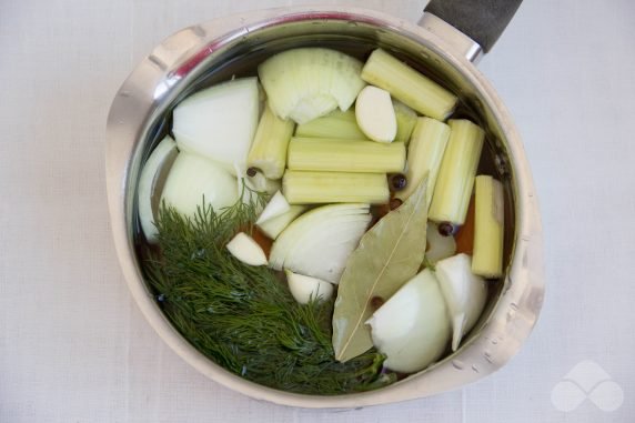 Vegetable broth with carrots and herbs: photo of recipe preparation, step 3