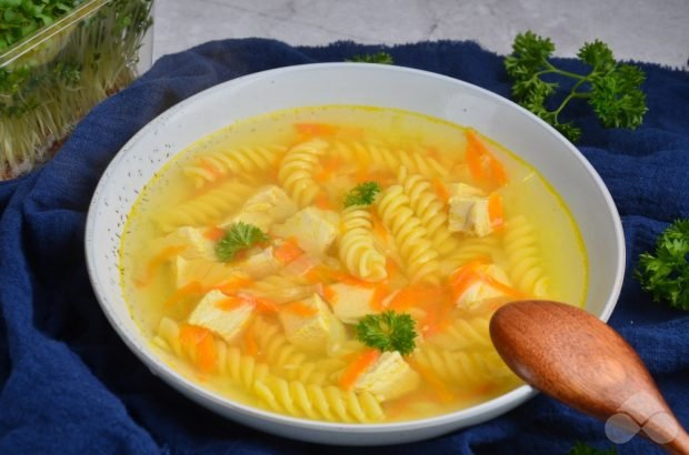 Light chicken broth with pasta 