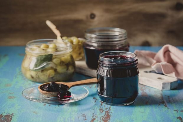 Gooseberry and cherry jam