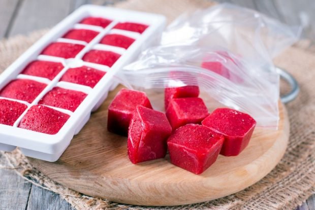 Raspberries with sugar for winter in the freezer