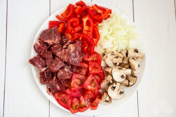 Classic lagman with beef, mushrooms and vegetables: photo of recipe preparation, step 1