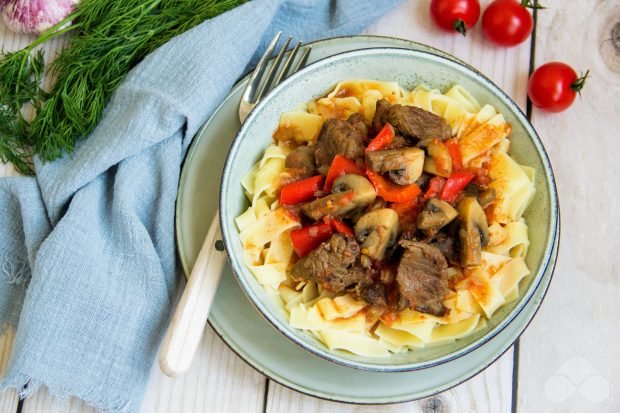 Classic lagman with beef, mushrooms and vegetables