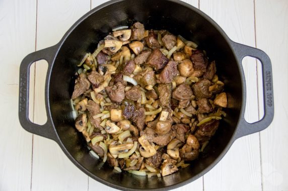 Classic lagman with beef, mushrooms and vegetables: photo of recipe preparation, step 3