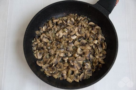 Milk soup with champignons and processed cheese: photo of recipe preparation, step 4