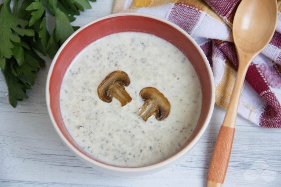 Milk soup with champignons and processed cheese: photo of recipe preparation, step 9